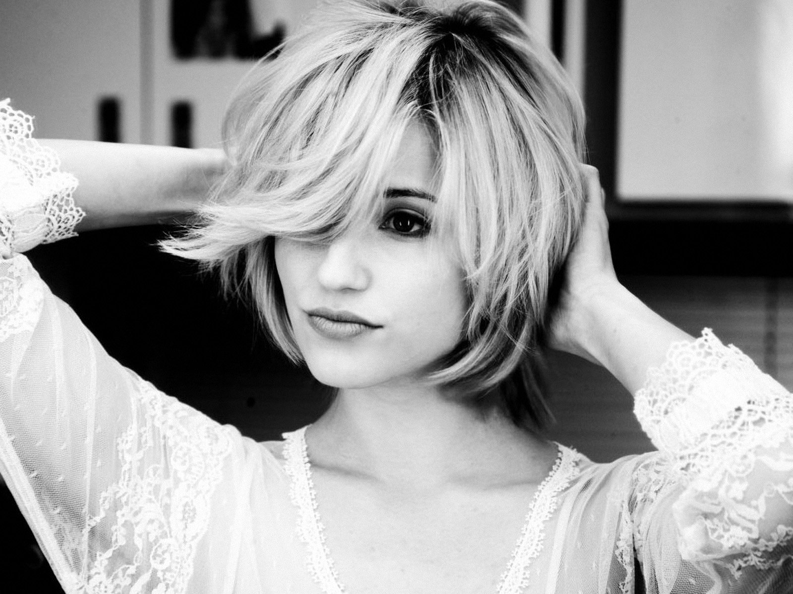 dianna-agron-black-and-white