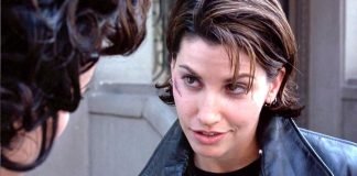 Gina Gershon interpreta a una madre lesbiana en ‘Dealin’ with Idiots’