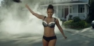 La ex Spice Girl Mel B se enrolla consigo misma en su nuevo videoclip
