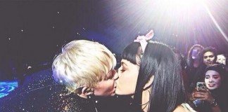 Miley Cyrus besa a Katy Perry en su concierto de Los Angeles