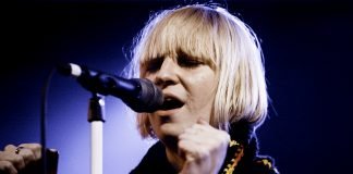 Sia nos canta desde la lámpara de araña