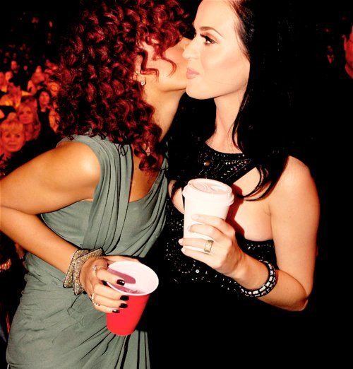 Rihanna Katy2, Hay una lesbiana en mi sopa