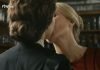 ‘El Ministerio del Tiempo’ añade otro personaje les a la parrilla Beso entre Irene y Amelia en 'El Ministerio del Tiempo'