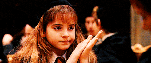 Hermione aplaudiendo muy entusiasmada ella