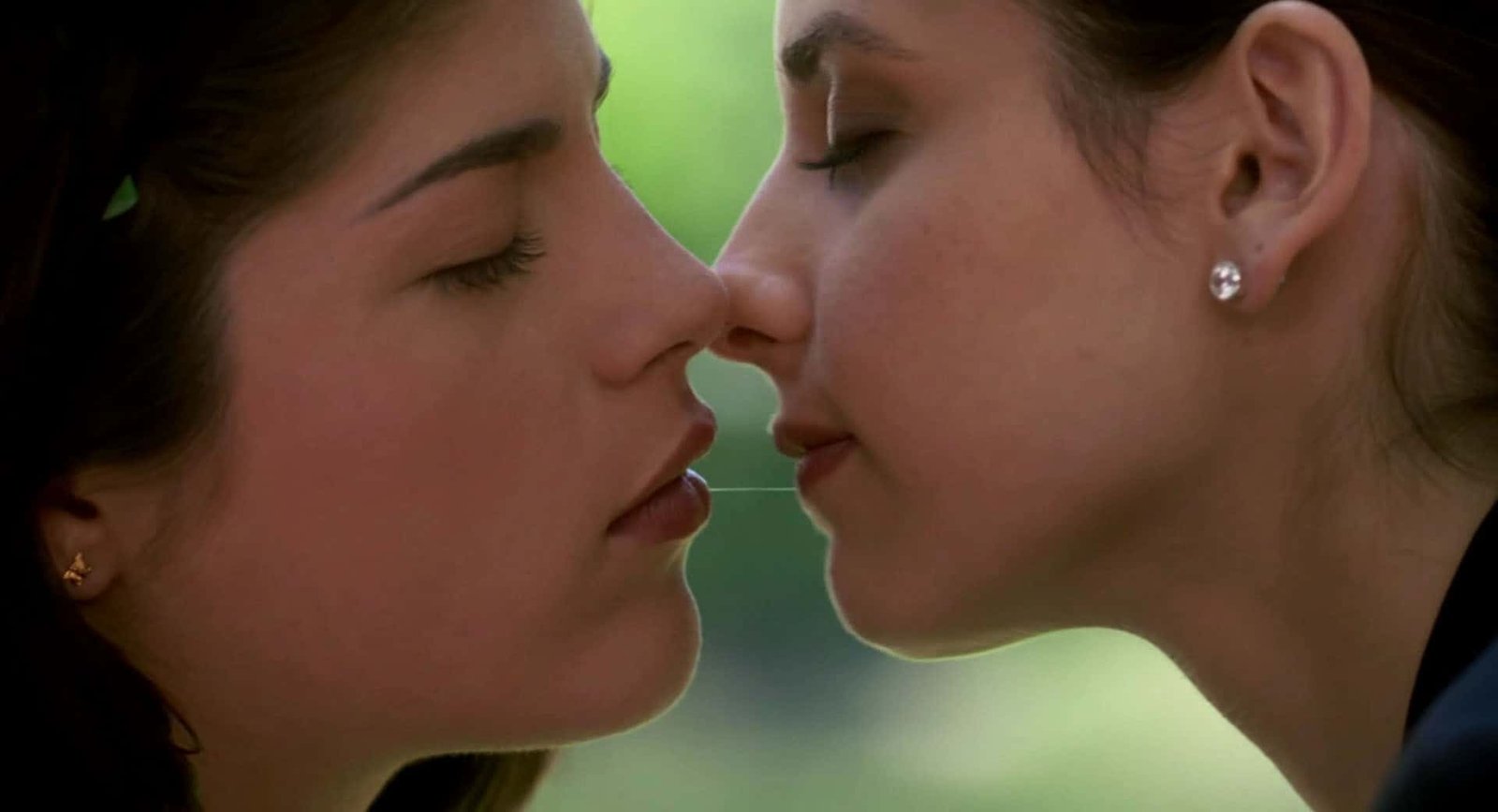 Sarah Michelle Gellar está encantada con el beso que le dio a Selma Blair e...