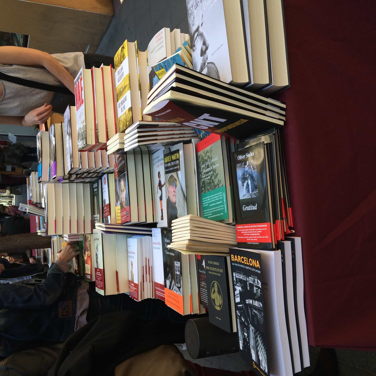 Una parada de venta de libros en un barrio de Barcelona