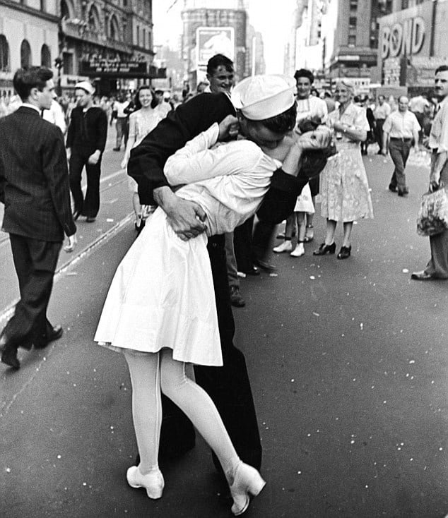 3.-the-kiss-in-times-square-on-v-j-day-alfred-eisenstaedt-14-de-agosto-de-1945