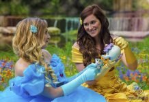 Una pareja de chicas hace sus fotos de boda al estilo Disney