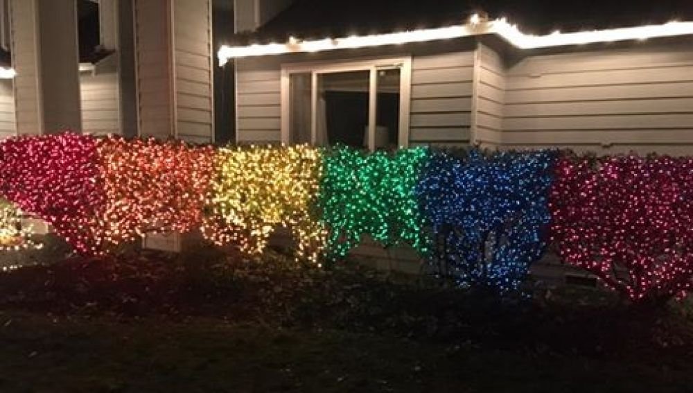 una-bandera-lgbt-con-luces-de-navidad-contra-la-homofobia