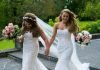 Tenemos la lagrimita cayendo con esta chica cantándole a su mujer en su boda