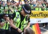 Una policía se compromete con su novia en el Orgullo de Londres