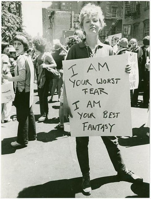 Donna Gottschalk Holds Poster %E2%80%9CI Am Your Worst Fear I Am Your Best Fantasy%E2%80%9D At Christopher Street Gay Liberation Day Parade Photo By Diana Davies Via NYPL, Hay una lesbiana en mi sopa