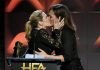 El beso de Kate Winslet y Allison Janney nos reconcilia con el mundo