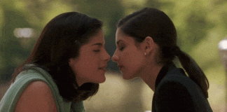 17 gifs de besos entre chicas que debes conocer (y usar)
