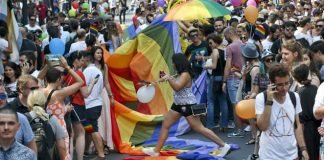 Rumanía planea un referéndum para prohibir el matrimonio igualitario, pero también aprobar las uniones civiles