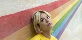 La actriz Anna Castillo publica una foto besando a una mujer en Instagram