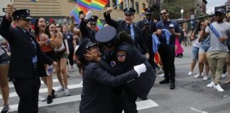 Dos sanitarias del Departamento de bomberos de Nueva York se prometen durante la marcha del Orgullo