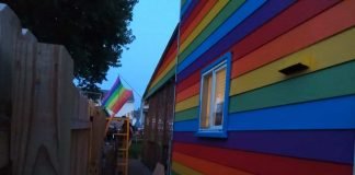 ¿Vecinos LGBTfobicos? ¡Pinta tu casa con la bandera del arcoíris para trolearlos!