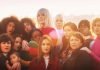 Cher hace un canto a la sororidad en el videoclip de ‘S.O.S.’