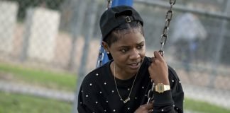 ‘All American’ trata la dificultad de salir del armario en la comunidad negra de Estados Unidos