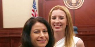 La nueva fiscal general de Michigan besa a su mujer durante el discurso de victoria