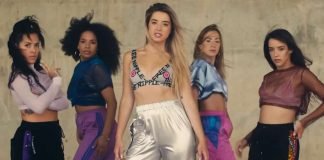 Dos chicas se piden matrimonio en un concierto de Lola Índigo