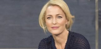 Gillian Anderson está muy contenta con la pareja lésbica que veremos en ‘Sex education’