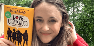 Becky Albertalli, autora de ‘Love, Simon’, sale del armario como bisexual
