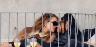 ¿Trimonio? Tessa Thompson, Rita Ora y Taika Waititi, acarameladísimos en una fiesta