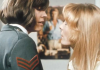 Alison Steadman, protagonista del primer beso lésbico en la TV inglesa, cuenta sus recuerdos sobre ese momento beso lésbico