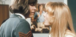 Alison Steadman, protagonista del primer beso lésbico en la TV inglesa, cuenta sus recuerdos sobre ese momento beso lésbico